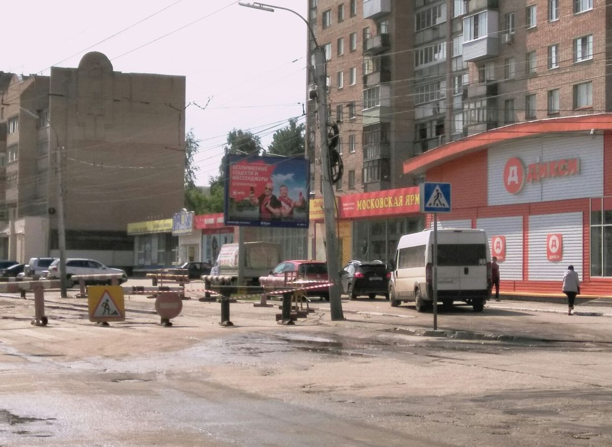 Видео: водители превратили тротуар на улице Грибоедова в шоссе