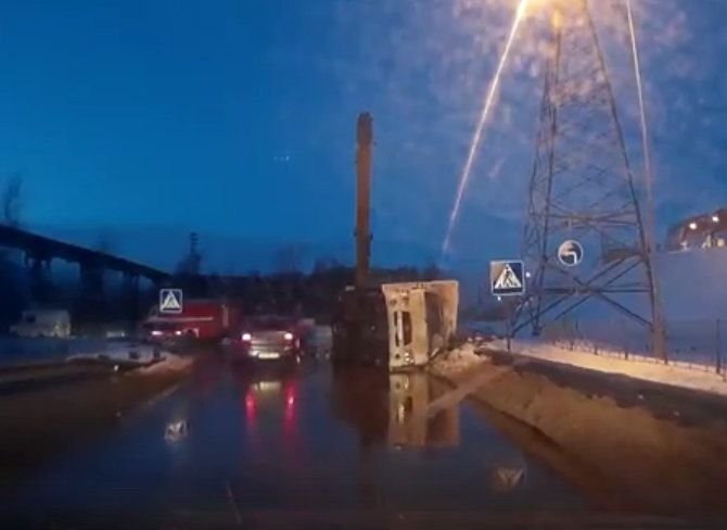 На окраине Рязани перевернулся грузовик (видео)