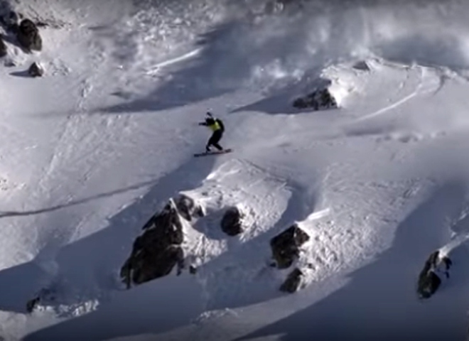В Пиренеях сноубордист спасся, опередив лавину (видео)