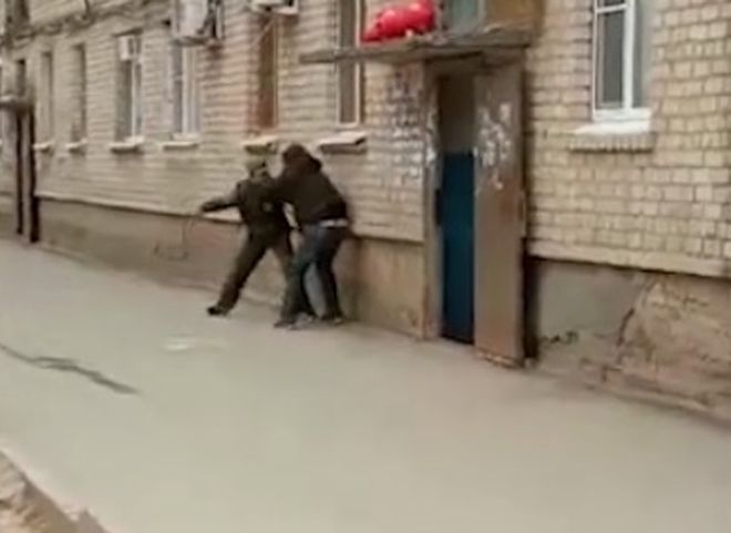 Жителя Астрахани зарезали на улице на глазах у детей (видео)
