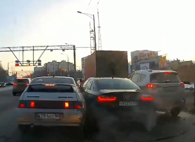 Автоледи протаранила в Самаре 10 автомобилей (видео)
