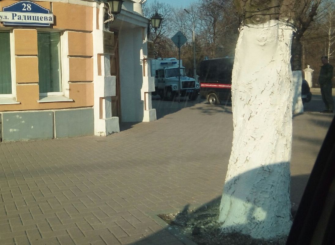 СМИ выяснили, что делали машина СК и автозак у здания рязанской мэрии