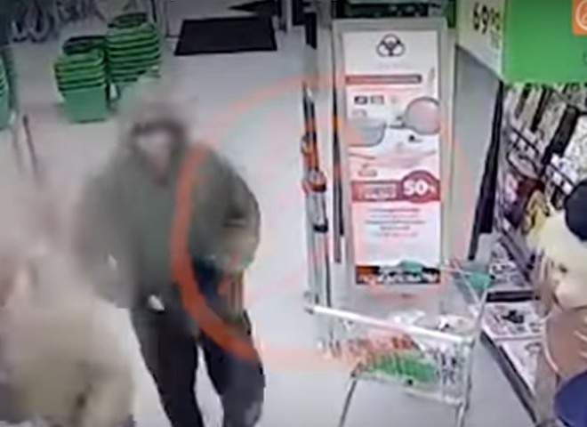 Предполагаемый исполнитель взрыва в супермаркете Петербурга попал на видео