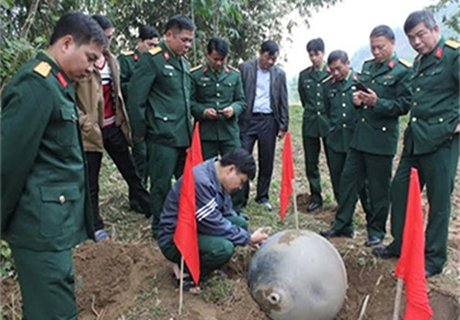 На Вьетнам упали таинственные шары