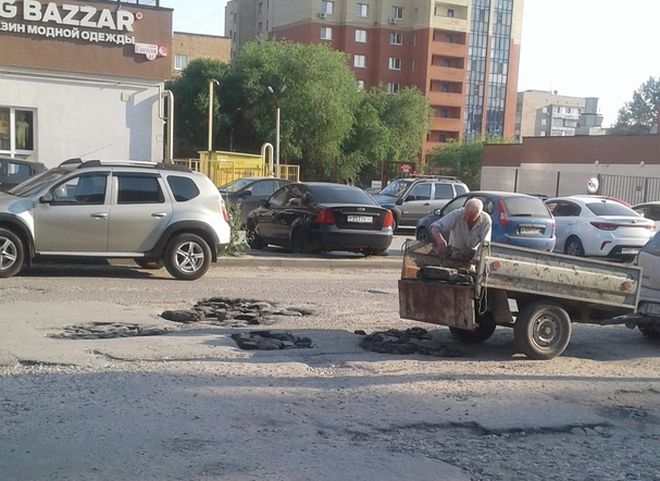 В Рязани засняли пенсионера, в 35-градусную жару заделывающего ямы на дороге