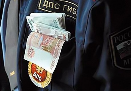 Семь сотрудников ДПС Крыма попались на взятках