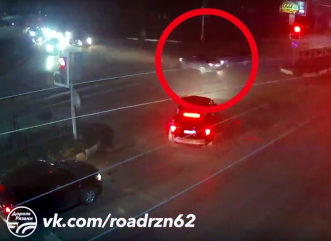 Водитель нарушил ПДД и устроил аварию на Московском шоссе (видео)