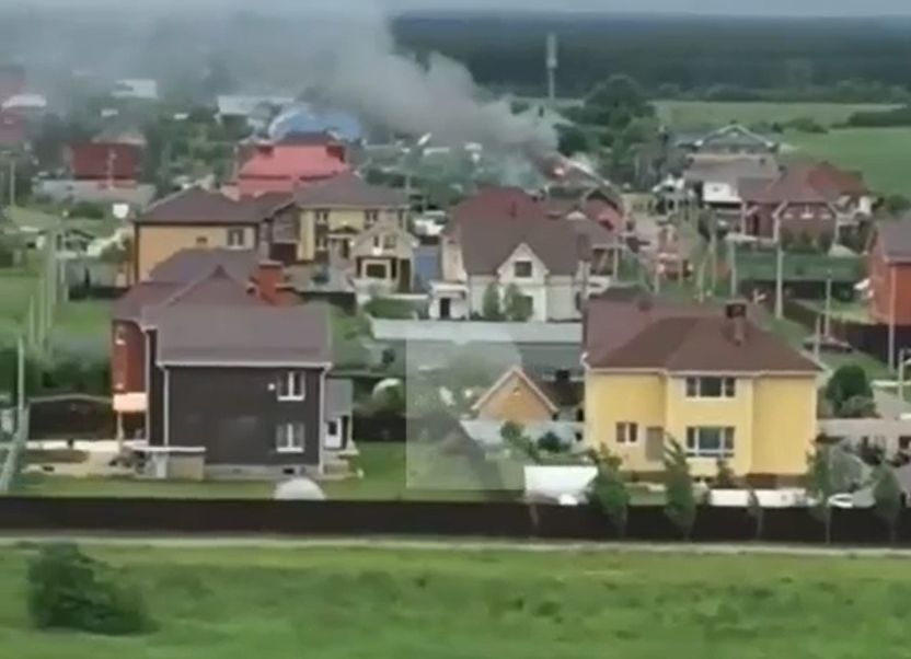 Пожар в дачном доме на улице Станкозаводской тушат три расчета