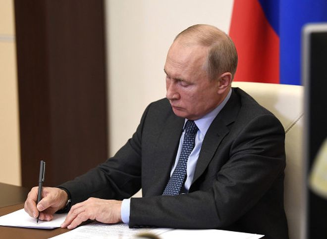 Путин подписал закон, разрешающий главам регионов оставаться на третий срок