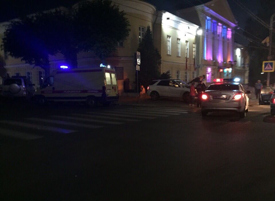 В центре Рязани Mercedes после столкновения с Chevrolet вылетел на тротуар