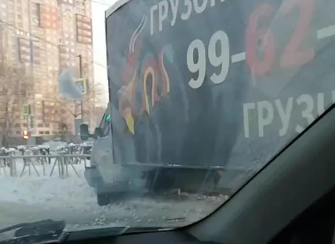 На Московском шоссе грузотакси врезалось в дорожное ограждение