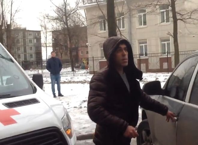 Видео: в Петербурге водитель Porsche перекрыл дорогу машине скорой помощи