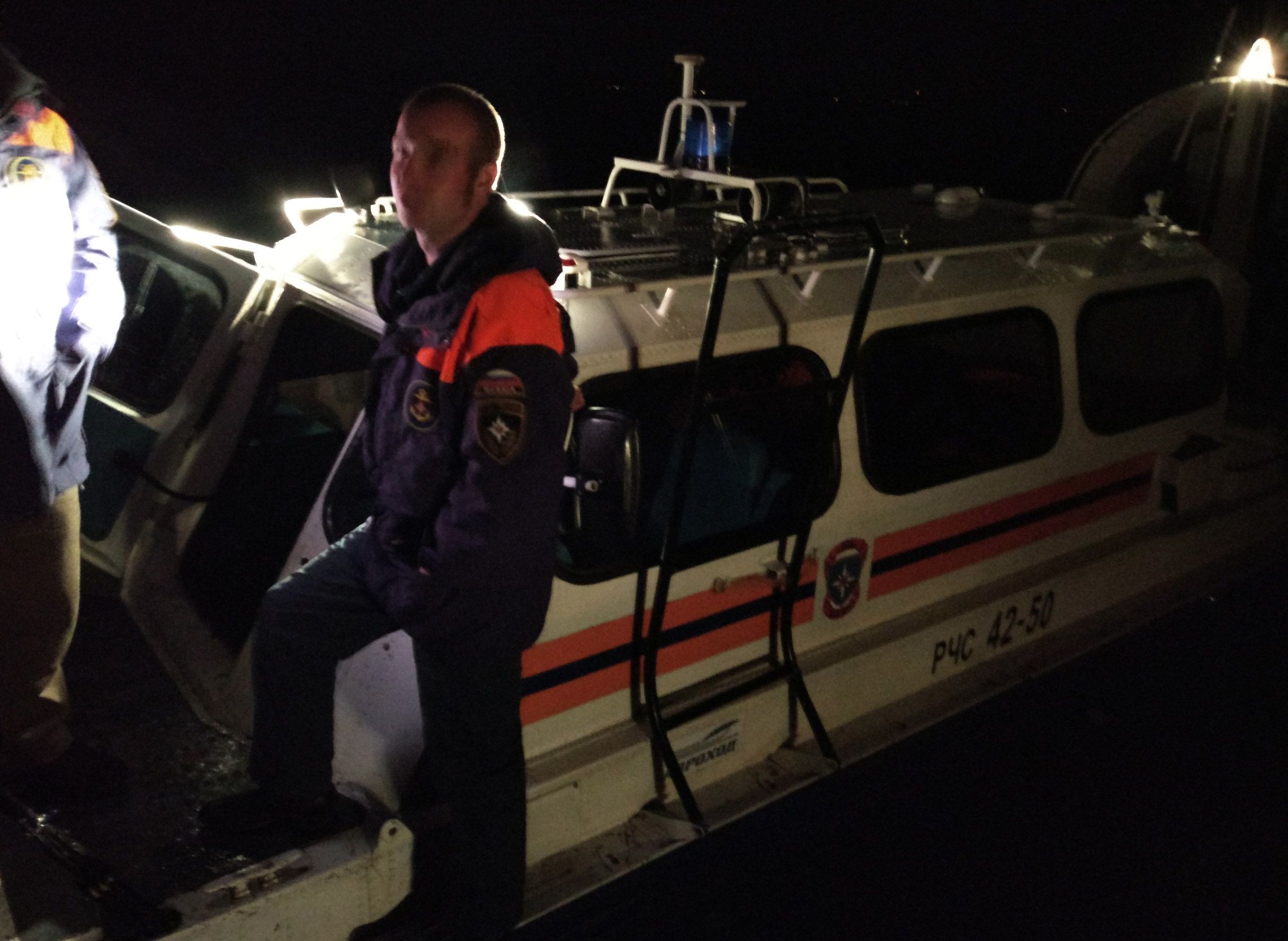 Сотрудники МЧС спасли двоих рязанцев, попавших в шторм на лодке