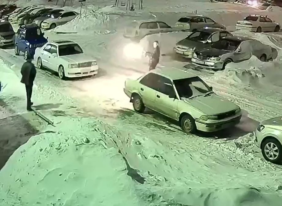 В Новосибирске мужчина невозмутимо отреагировал на расстрел из автомата (видео)