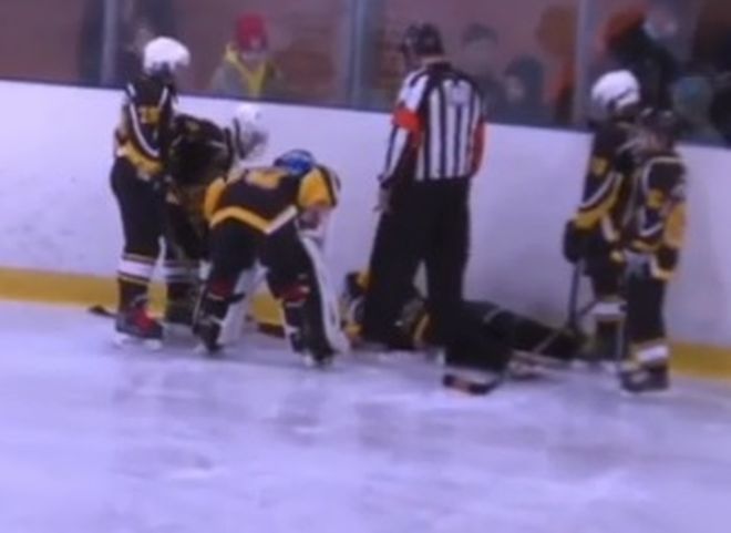 10-летний хоккеист получил перелом позвоночника и впал в кому на матче в Москве