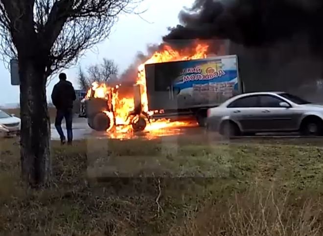 Видео: в Крыму военный грузовик и молоковоз загорелись в результате ДТП