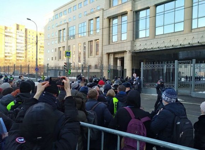 СМИ: полиция задерживает сторонников Навального, пришедших к зданию Мосгорсуда