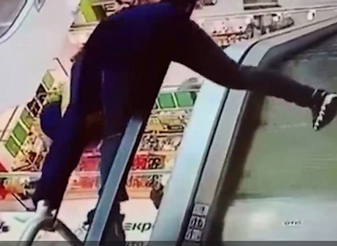 В Твери подросток упал с эскалатора в торговом центре