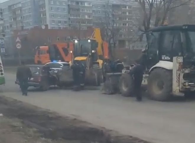 На улице Зубковой ВАЗ столкнулся с трактором