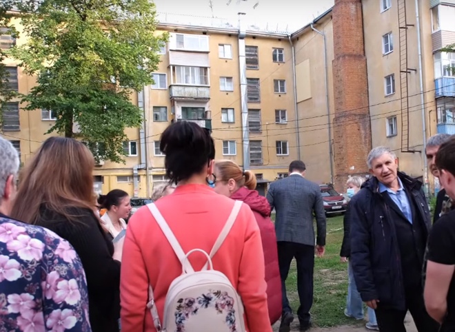 Хубезов ушел со встречи с избирателями после вопросов от политического активиста