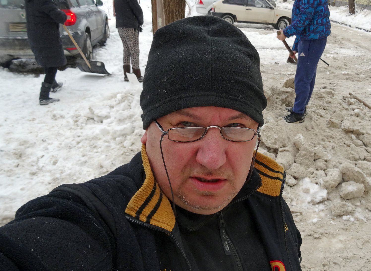 Рязанский министр очистил от снега «здоровенный кусок» парковки