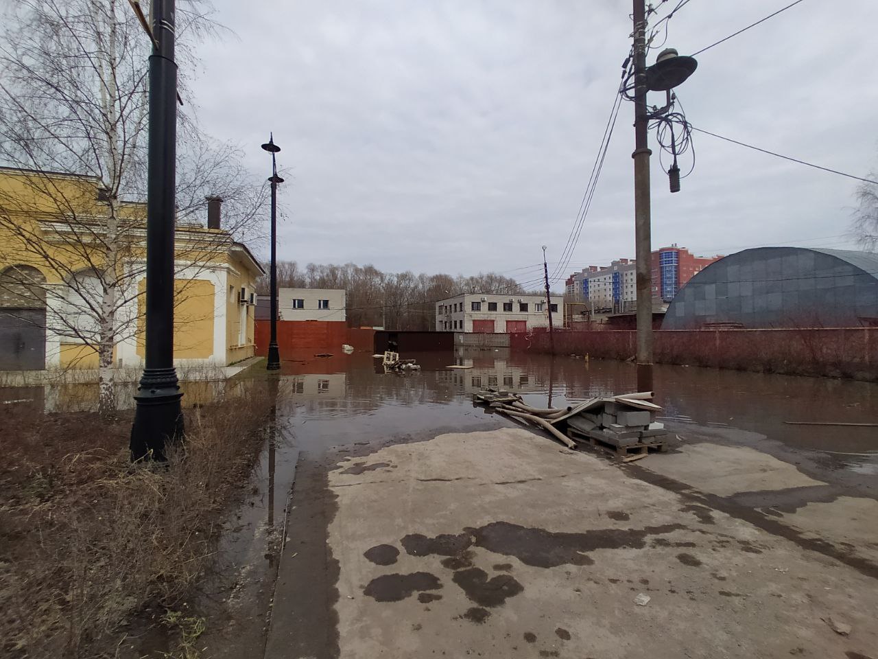 Торговый городок начал уходить под воду | 07.04.2024 | Рязань - БезФормата