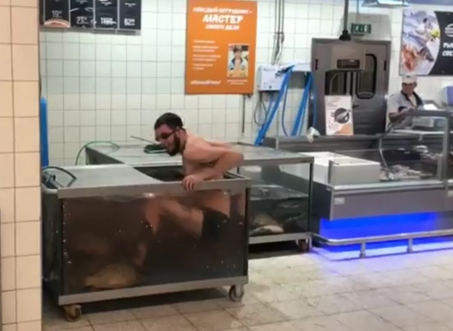 Рязанец искупался в аквариуме в гипермаркете «Глобус» (видео)