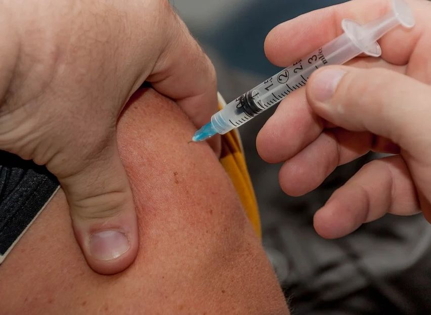 В проект нового КоАП внесли штрафы за отказ от прививок