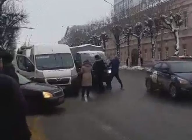 В центре Рязани подрались маршрутчик и водитель грузовой «Газели» (видео)