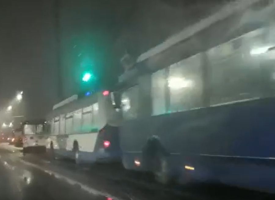 На Московском шоссе встали десятки троллейбусов