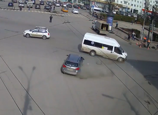 ДТП с участием маршрутки на площади Театральной попало на видео