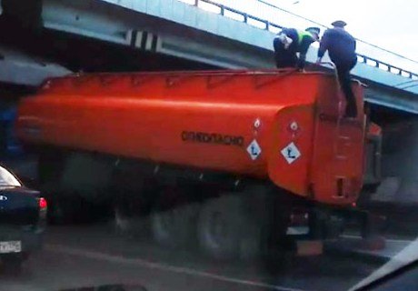 Бензовоз врезался в опору моста в Подмосковье (видео)