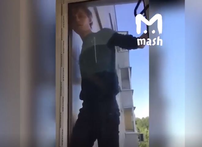 В Москве пьяный молодой человек сорвался с балкона (видео)