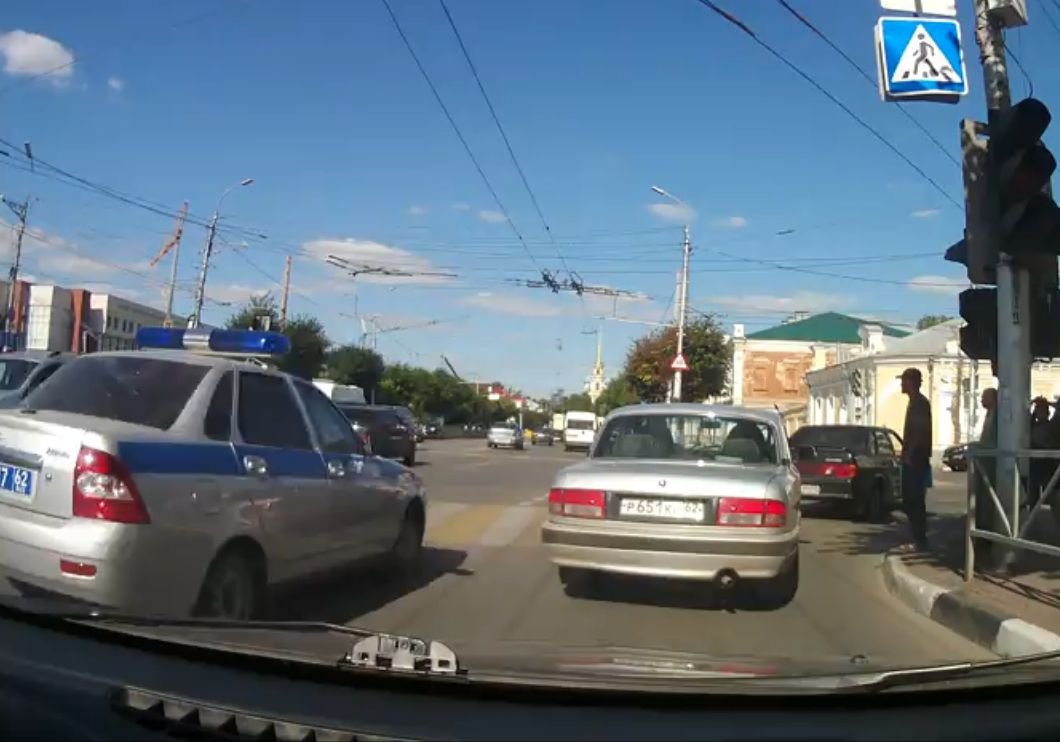 В центре Рязани полицейские проехали на красный (видео)