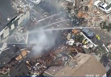Взрыв газа разрушил два дома в США (видео)