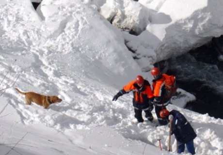 Трое туристов попали под лавину в Приэльбрусье (видео)