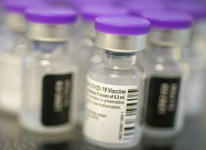 Женщина внезапно умерла после прививки вакциной Pfizer
