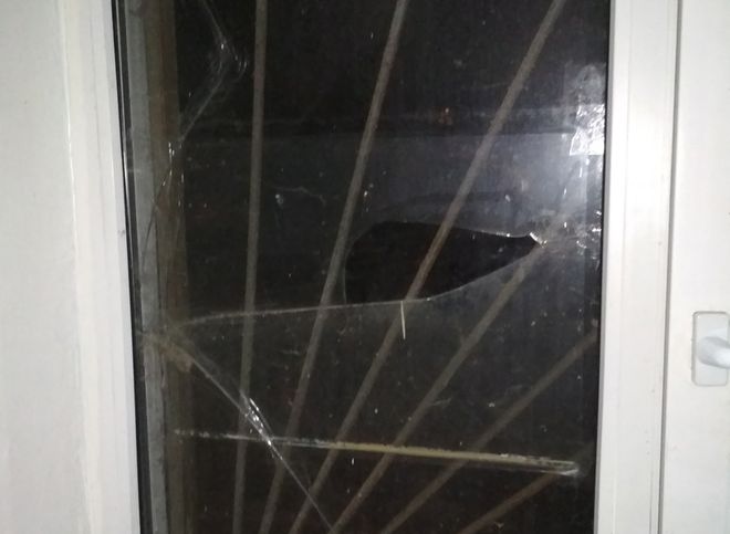 В Рязани управляющая компания заклеила скотчем разбитые окна и трубы в подъезде