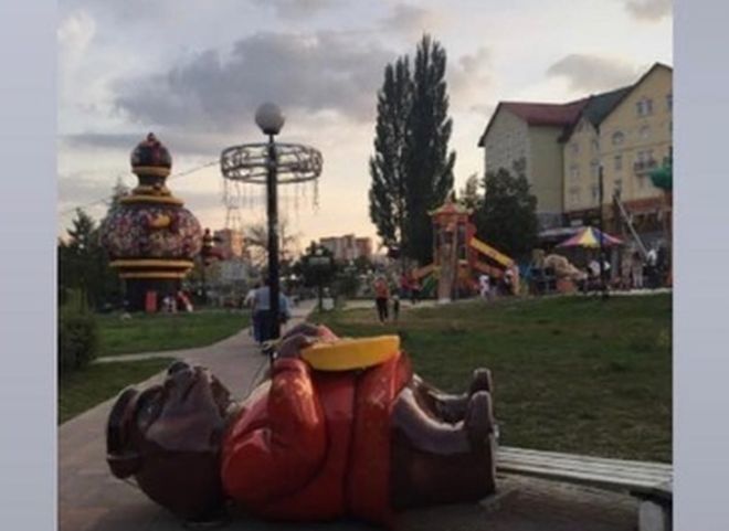 В Рязани двухметровая фигура медведя упала на ребенка