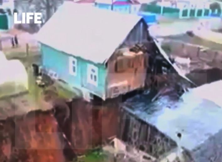 В Нижегородской области два дома разорвало из-за карстового провала