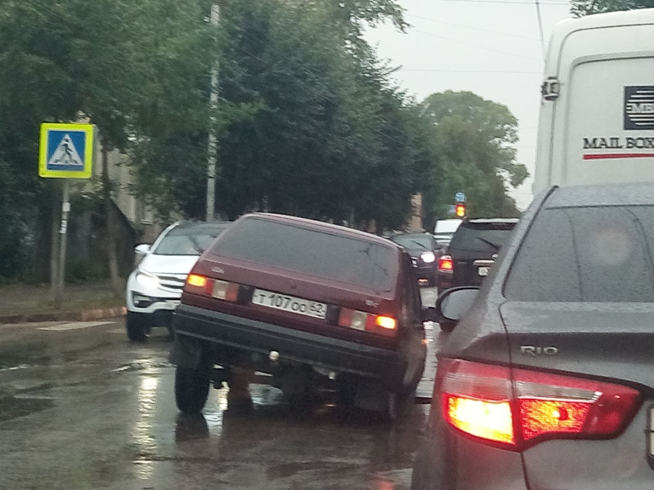 Фото: на улице Чкалова автомобиль провалился в яму в асфальте