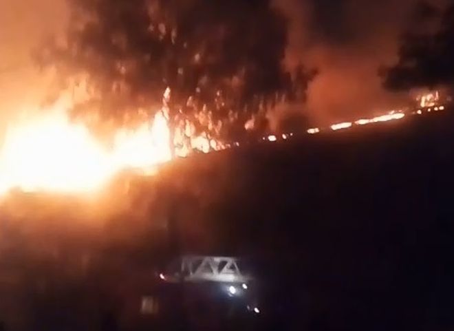 В многоквартирном доме на улице Черновицкой загорелась крыша