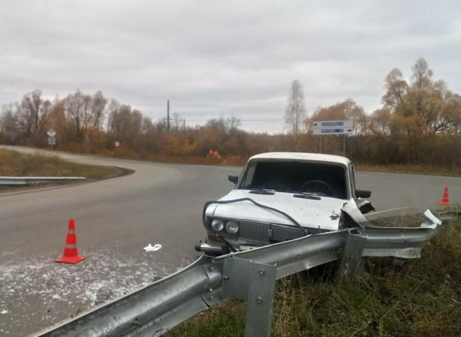 В Чучкове пьяный водитель «шестерки» врезался в отбойник на переезде