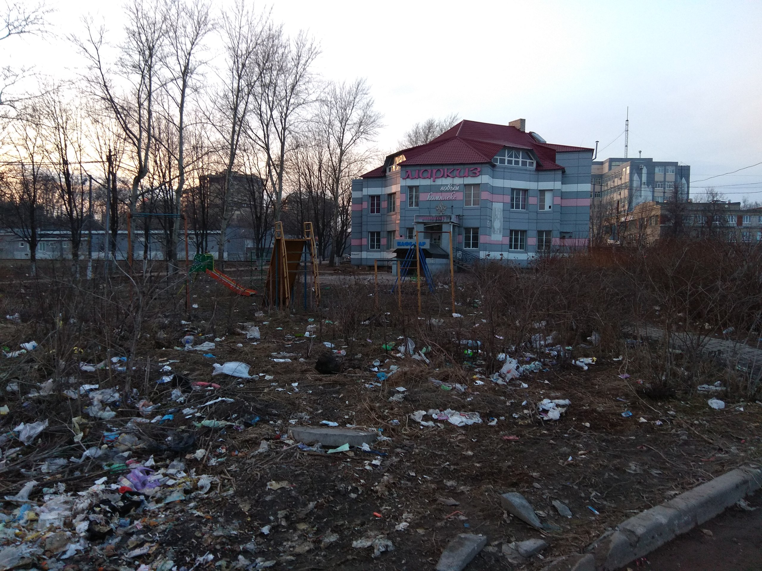 В поселке Ворошиловка засняли «самую ужасную» детскую площадку Рязани
