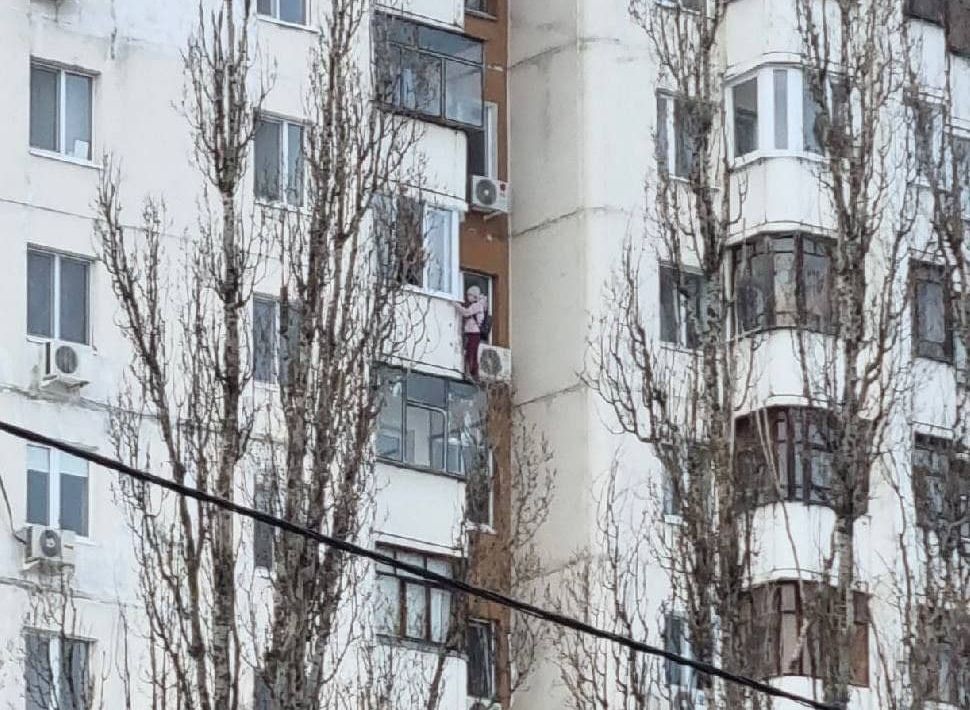 В Белгороде пожарные спасли девочку, вылезшую на козырек балкона на 11-м этаже