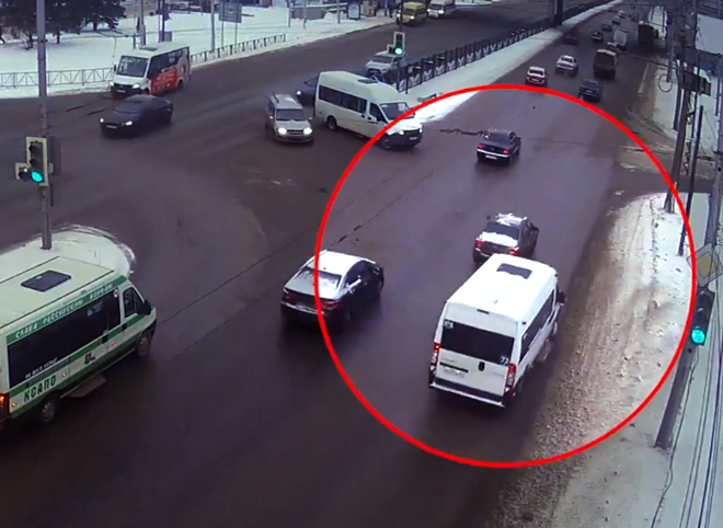 На Московском шоссе маршрутка попыталась обогнать легковушку и спровоцировала ДТП (видео)