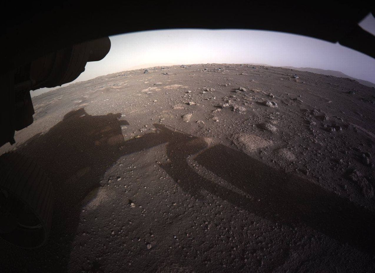 Марсоход Perseverance передал первые цветные фотографии Марса