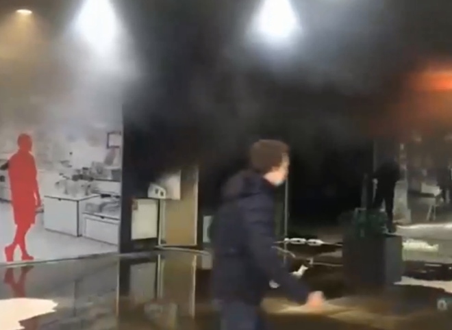 Появилось видео, снятое внутри горящего ТРЦ «М5 Молл»