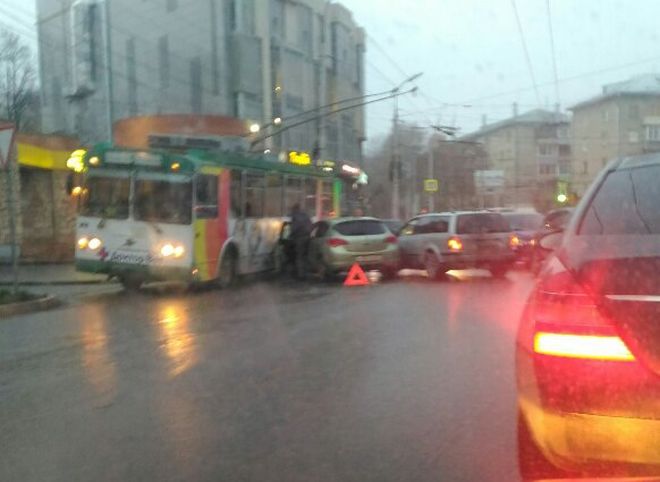 Соцсети: на улице Дзержинского иномарка въехала в троллейбус