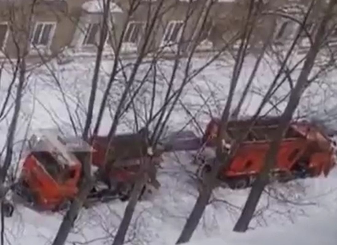 На окраине Рязани снегоуборочная техника застряла в снегу